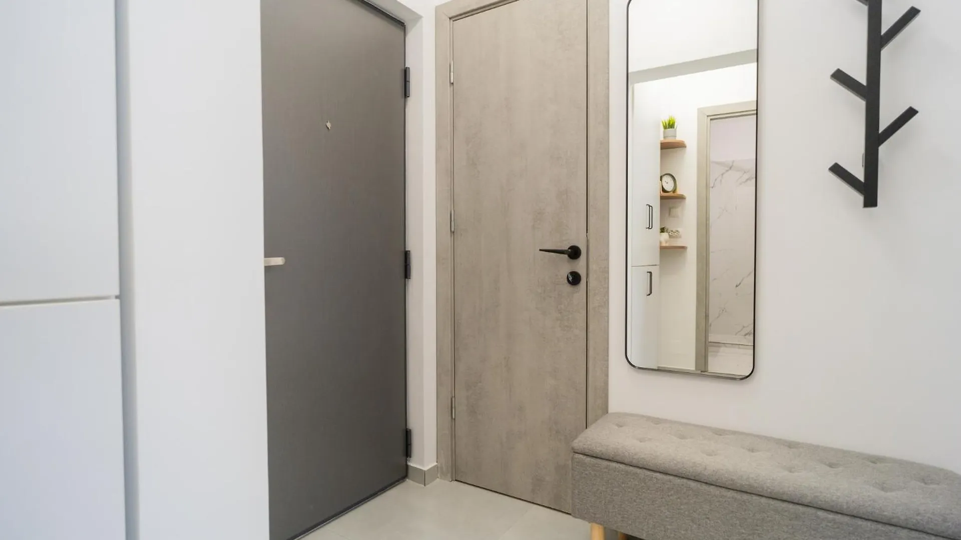 Elegant Fresh Renovated Studio Bucharest